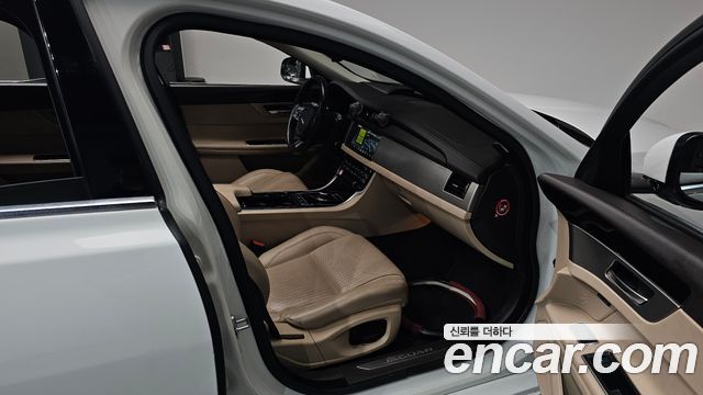 Jaguar XF (X260) 20d Prestige 2017 — фото 11