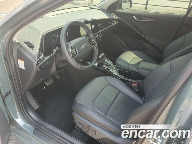 Kia Niro Prestige 2023 — фото 8