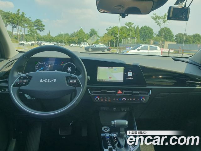 Kia Niro Prestige 2023 — фото 10