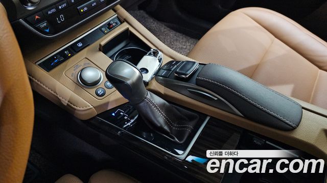 Lexus ES300h Supreme XV60 2016 — фото 9