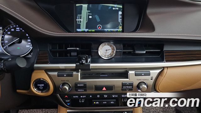 Lexus ES300h Supreme XV60 2016 — фото 16