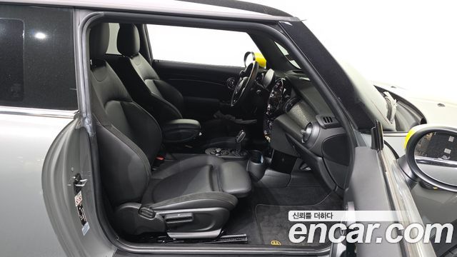 MINI Cooper Electric SE Electric 3rd 2022 — фото 11