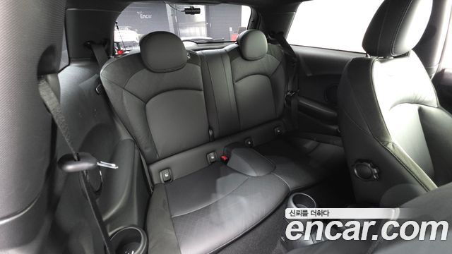 MINI Cooper Electric SE Electric 3rd 2022 — фото 12