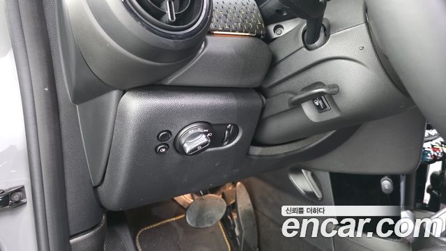MINI Cooper Electric SE Electric 3rd 2022 — фото 14