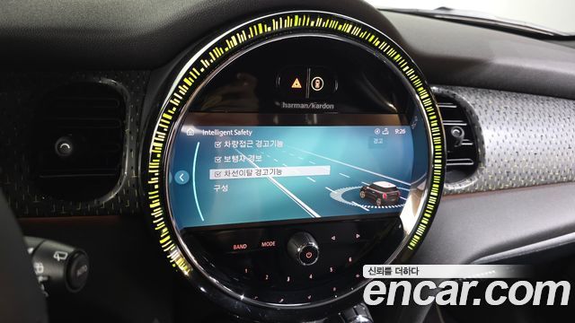 MINI Cooper Electric SE Electric 3rd 2022 — фото 17