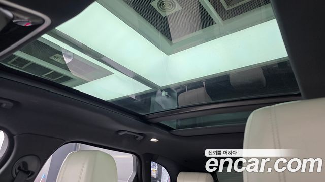 Land Rover Range Rover Velar 3.0 D300 R-Dynamic SE 2018 — фото 18