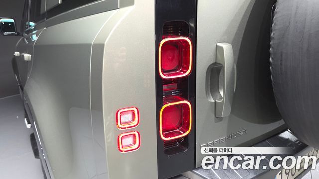 Land Rover Defender (L663) 110 P300 X-Dynamic SE 2022 — фото 23