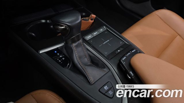 Lexus UX250h 2.0 2WD 2019 — фото 9