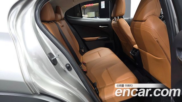 Lexus UX250h 2.0 2WD 2019 — фото 12