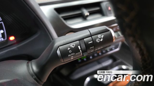 Lexus UX250h 2.0 2WD 2019 — фото 17