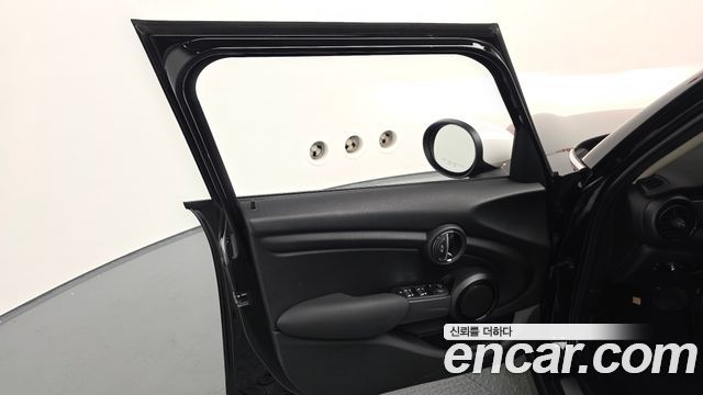 MINI Cooper 5Door Standard 3rd 2020 — фото 30
