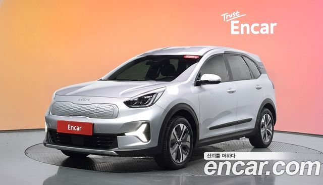 Kia Niro Plus Air 2023 — фото 1