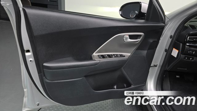 Kia Niro Plus Air 2023 — фото 24