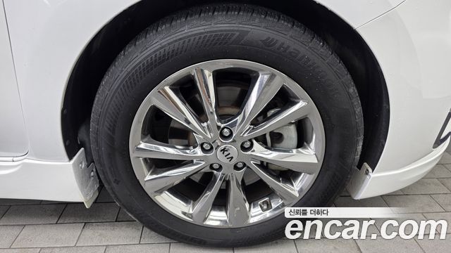 Kia Carnival 9-Seater Hi-Limousine Noblesse Special 2019 — фото 21