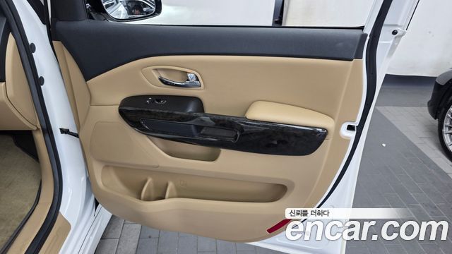Kia Carnival 9-Seater Hi-Limousine Noblesse Special 2019 — фото 25