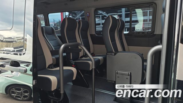 Hyundai Solati 15-seater Luxury 2024 — фото 12