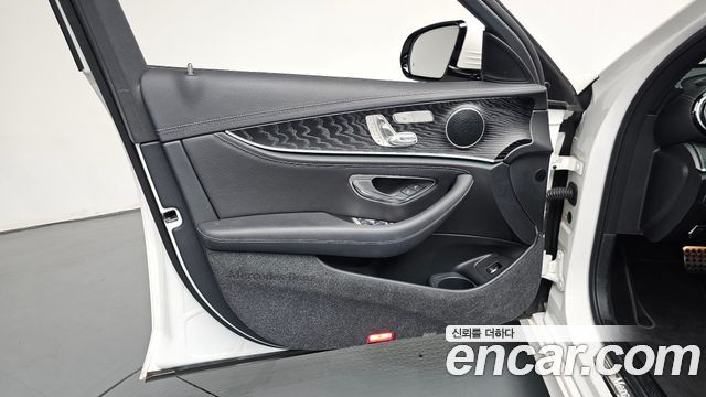 Mercedes-Benz E-Class (W213) E220d 4MATIC AMG Line 2021 — фото 24