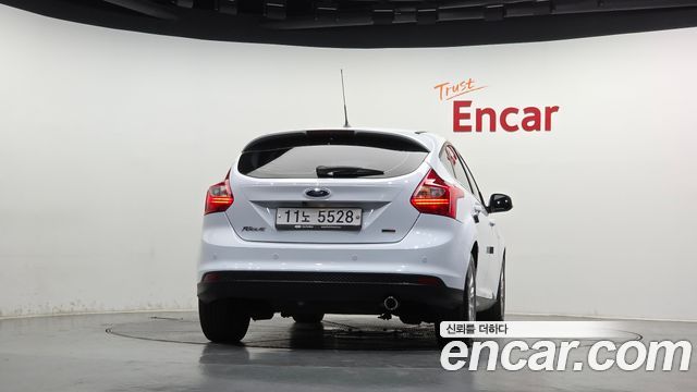 Ford Focus 2.0 Diesel Titanium Hatchback 3rd 2015 — фото 4