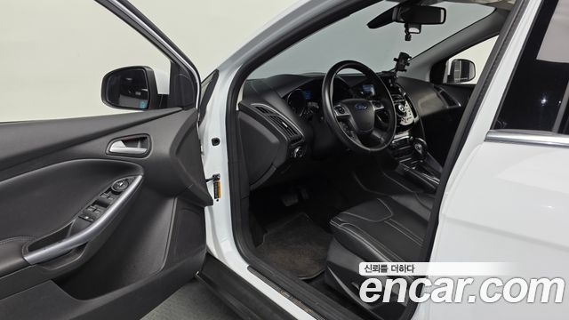 Ford Focus 2.0 Diesel Titanium Hatchback 3rd 2015 — фото 10