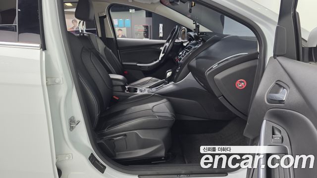 Ford Focus 2.0 Diesel Titanium Hatchback 3rd 2015 — фото 11