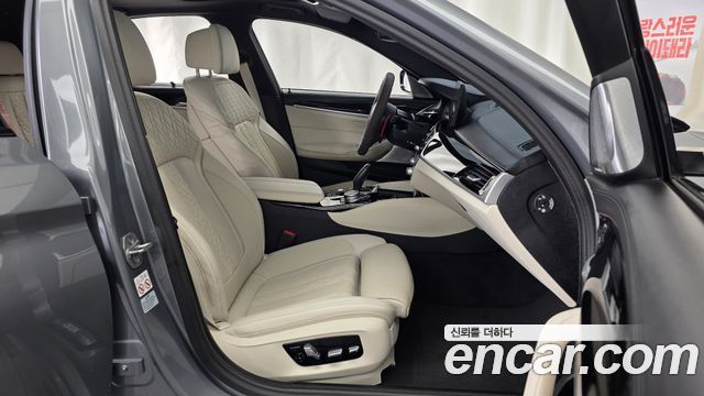 BMW 5 Series (G30) M550i xDrive 2023 — фото 11