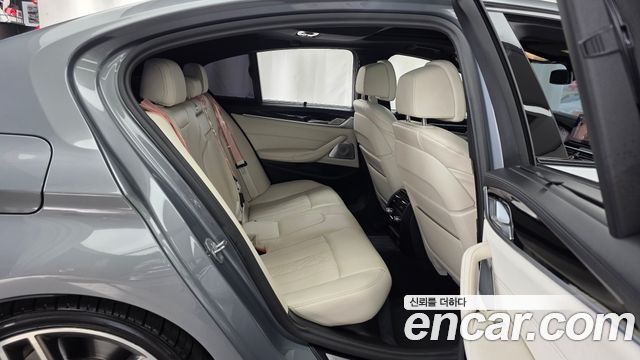 BMW 5 Series (G30) M550i xDrive 2023 — фото 12