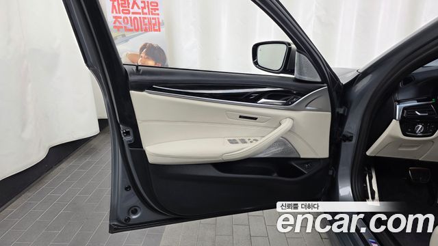 BMW 5 Series (G30) M550i xDrive 2023 — фото 24