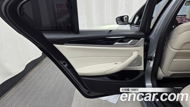 BMW 5 Series (G30) M550i xDrive 2023 — фото 25
