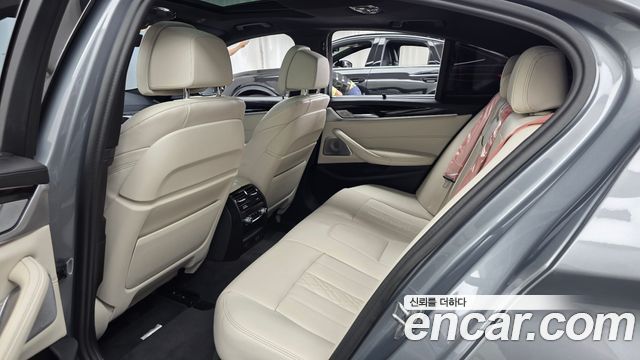 BMW 5 Series (G30) M550i xDrive 2023 — фото 26