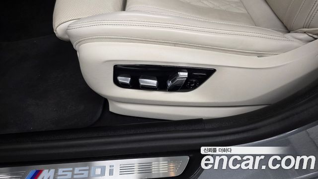 BMW 5 Series (G30) M550i xDrive 2023 — фото 32