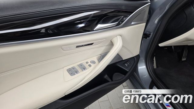 BMW 5 Series (G30) M550i xDrive 2023 — фото 33