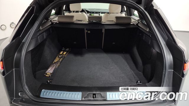 Land Rover Range Rover Velar 3.0 D300 R-Dynamic SE 2019 — фото 19