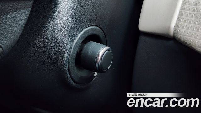 Land Rover Range Rover Velar 3.0 D300 R-Dynamic SE 2019 — фото 28