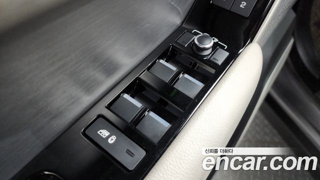 Land Rover Range Rover Velar 3.0 D300 R-Dynamic SE 2019 — фото 32