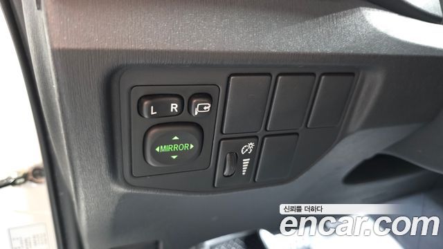 Toyota Prius 1.8 E 2015 — фото 18