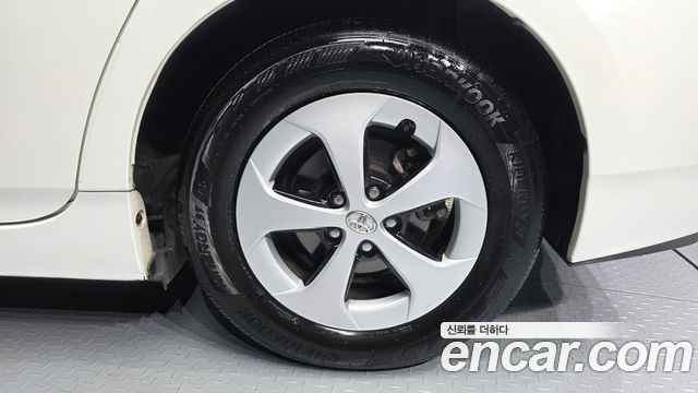 Toyota Prius 1.8 E 2015 — фото 21