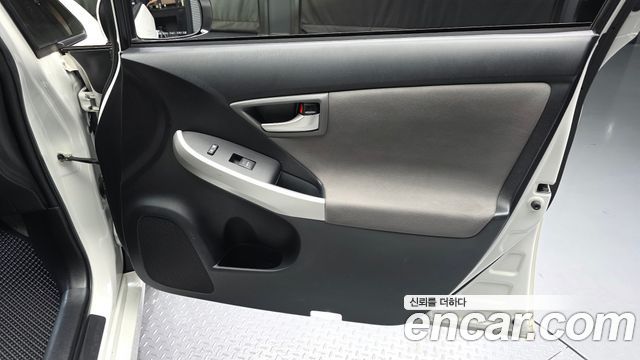 Toyota Prius 1.8 E 2015 — фото 24