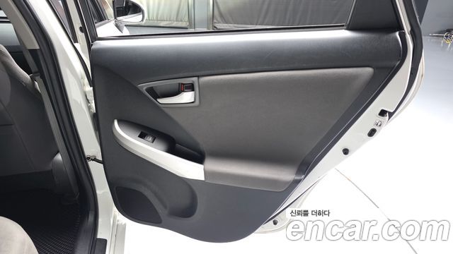 Toyota Prius 1.8 E 2015 — фото 25
