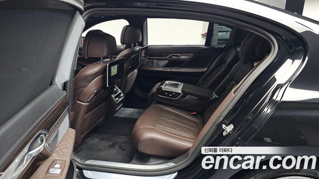 BMW 7 Series (G11) 740Li xDrive Design Pure Excellence 2022 — фото 12