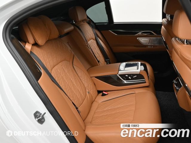 BMW 7 Series (G11) 730d xDrive Design Pure Excellence 2022 — фото 16