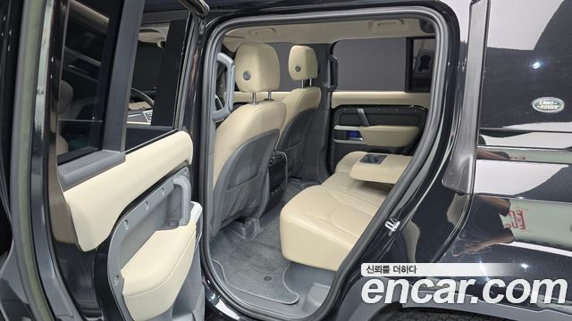 Land Rover Defender (L663) 110 D250 SE 2023 — фото 11
