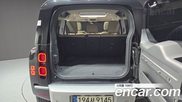 Land Rover Defender (L663) 110 D250 SE 2023 — фото 20