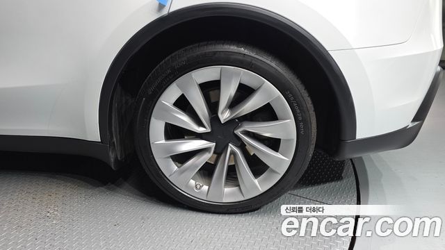 Tesla Model Y Long Range AWD 2025 — фото 21