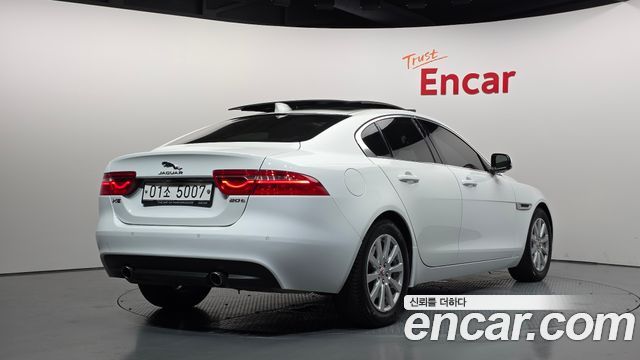 Jaguar XE 20t Prestige 2018 — фото 2