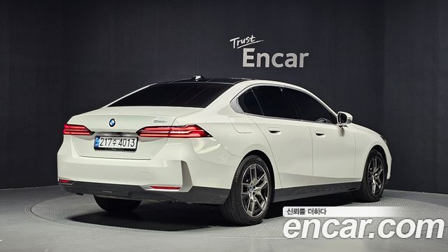 BMW 5 Series (G60) 520i 2024 — фото 2
