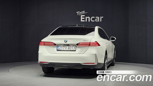 BMW 5 Series (G60) 520i 2024 — фото 4
