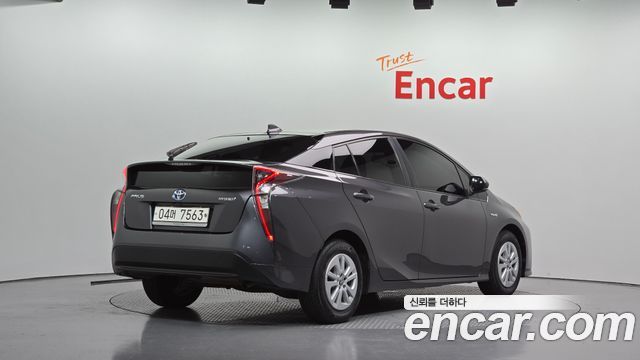 Toyota Prius (IV) 1.8 E 2017 — фото 2