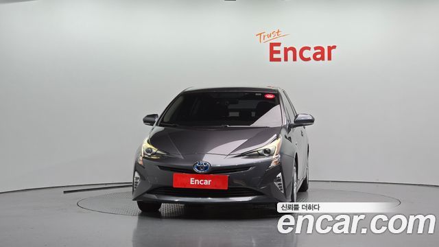 Toyota Prius (IV) 1.8 E 2017 — фото 3
