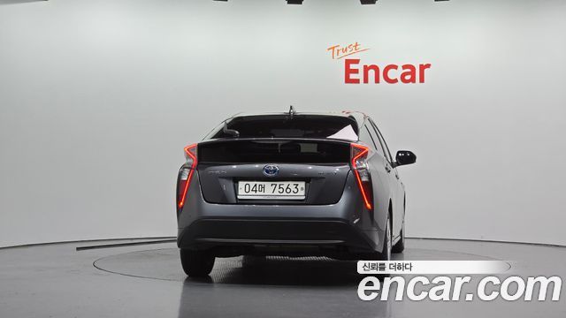 Toyota Prius (IV) 1.8 E 2017 — фото 4