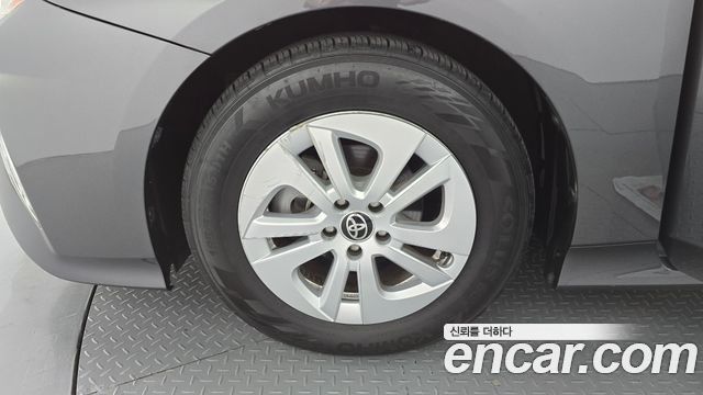 Toyota Prius (IV) 1.8 E 2017 — фото 5